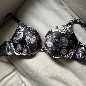 Like new Victoria’s Secret very sexy push up bra